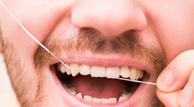 Sangramento Gengival Durante Uso De Fio Dental: É Necessário Ir Ao Dentista?