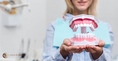 O que causa tártaro nos dentes?